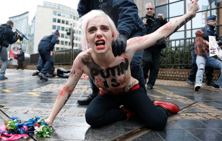 В Брюсселе задержали встречавших Путина активисток FEMEN (ФОТО)