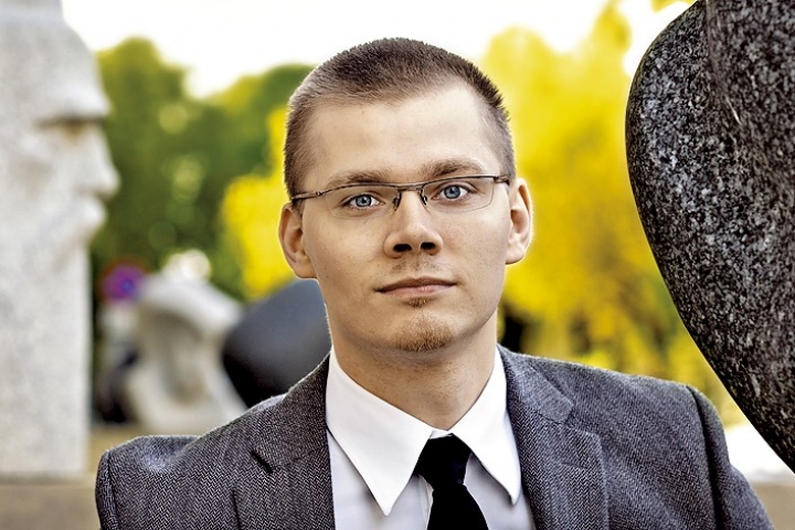 Член Visu Latvijai! послал ведущую ПБК «к себе на родину»
