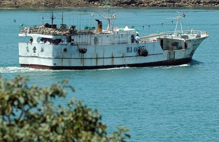 Судно с 55 нелегалами затонуло у берегов Сомали