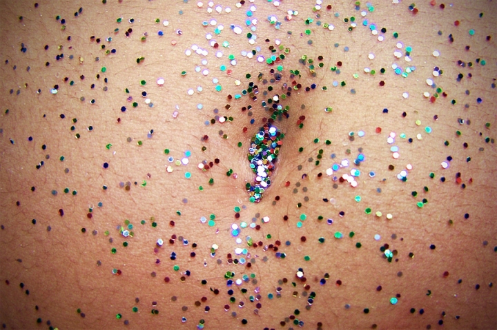 Разнообразие микробов в пупках людей удивило ученых