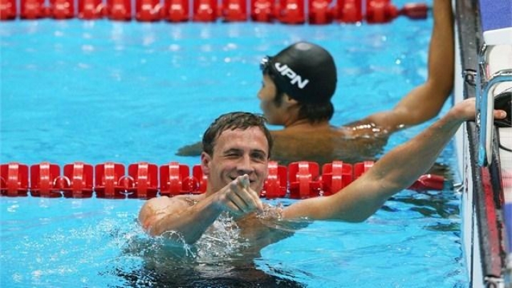Олимпийский чемпион по плаванию раздал все медали болельщикам