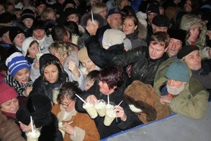 Жители Севастополя передрались из-за халявного оливье (ВИДЕО)