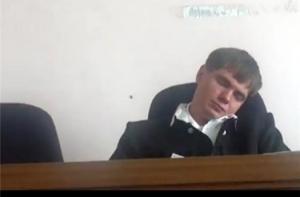 Судья во сне приговорил подсудимого к 5 годам лишения свободы (ВИДЕО)