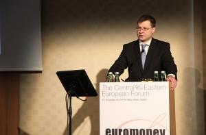 Премьер признал негативные стороны победы над кризисом