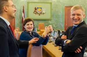 ЛТВ: Политики знали о многократном увеличении зарплат госуправленцев