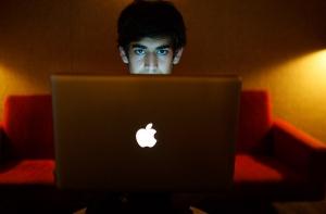 В США разгорелся скандал из-за суицида знаменитого хакера