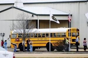 Ветеран Вьетнама держит ребенка в бункере