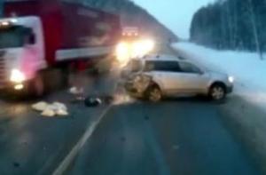 Ребенок чудом выжил под колесами фуры (ВИДЕО)