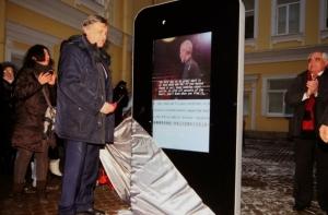 В Петербурге установлен памятник Стиву Джобсу в виде iPhone