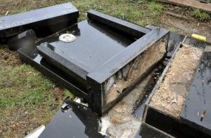 В Косове крушат памятники на сербских кладбищах