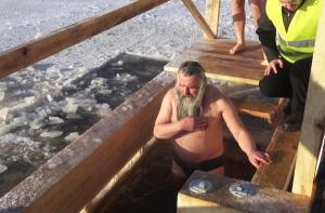 В Крещенье в Риге освятили Даугаву, прошли купания (ФОТО, ВИДЕО)