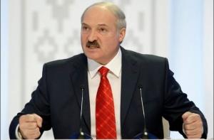 Сыну Лукашенко Дед Мороз подарил винтовку