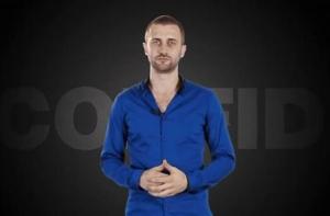 Латвийский режиссер объявил себя на YouTube «инструктором по соблазнению женщин» (ВИДЕО)