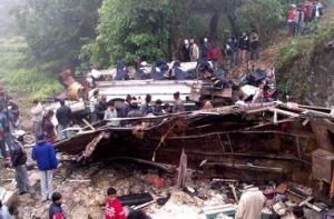 В Непале автобус сорвался в пропасть: почти 30 погибших