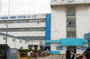 Китайские рабочие взяли в заложники менеджеров завода