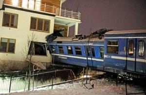 Уборщица на угнанном поезде врезалась в дом в пригороде Стокгольма (ФОТО)