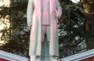 В грузинском селе восстановленный памятник Сталину облили краской