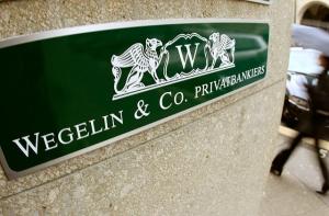 Старейший швейцарский банк закрывается после скандала в США