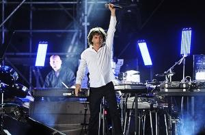 Жан-Мишель Жарр бежит следом за Депардье