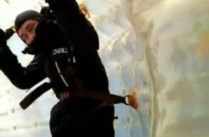 Двое туристов разбились в горах Кавказа, упав в ущелье в надувном шаре «зорб» (ВИДЕО)