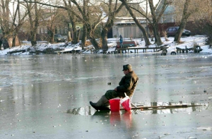 С унесенной в море льдины спасен рыбак
