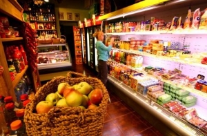 Латвиец тратит семь часов в год на очереди в магазинах