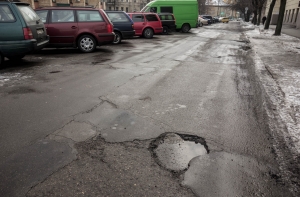 Только 5% латвийцев оценивают состояние дорог в стране как хорошее