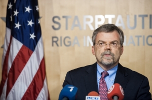 Послу США Латвию разрекламировали, как страну-донор