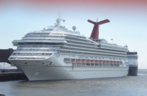 Аварийный круизный лайнер отбуксируют в Алабаму