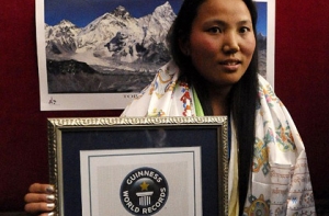 Женщина из Непала дважды за неделю поднялась на Эверест