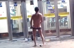 В Петербурге голый мужчина атаковал станцию метро (ВИДЕО)