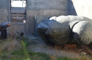 В Грузии вандалы сбросили с пьедестала памятник Сталину