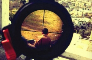 Фотография ребенка под прицелом снайпера вызвала скандал в армии Израиля