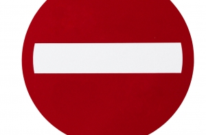 Под Каменным мостом застрял грузовик; движение перекрыто