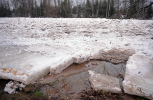 На юношу упала глыба льда