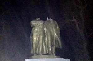 На Украине обезглавили памятник Ленину и Крупской (ФОТО)