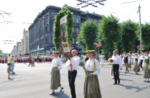 Предприятия активно спонсируют Праздник песни и танца