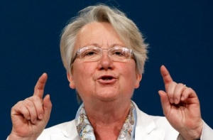 Уличенная в плагиате министр образования ФРГ ушла в отставку