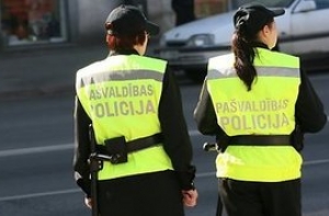 Муниципальных полицейских обуют за 75 000 латов