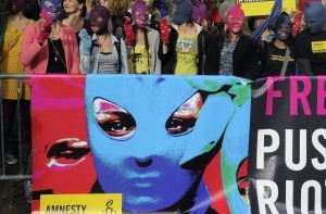 В храме Христа Спасителя устроили акцию в годовщину выступления Pussy Riot