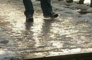 Женщина сломала ребра, поскользнувшись на улице