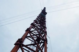 В Огре потенциальный самоубийца забрался на радиовышку (дополнено)