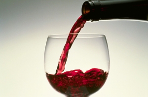 Красное вино поможет сохранить слух