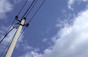 Из-за оборванных электропроводов в Риге ограничено движение