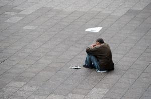 Число неимущих в Латвии падает все стремительней