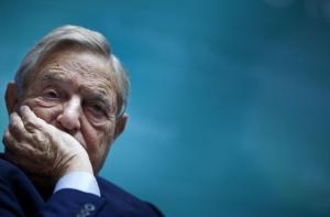 Сорос обвинил экс-любовницу в постельной атаке с применением лампы