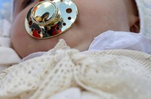 Мамы начинают кормить детей твердой пищей слишком рано