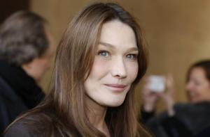 Супругу Саркози заподозрили в сатире на Олланда