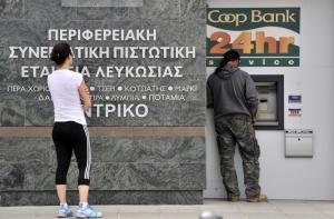 Киприоты выстроились в очереди к банкоматам