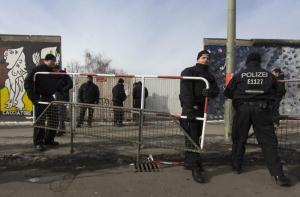 Снос Берлинской стены возобновился